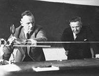 Versuch im Physikraum – Lehrer Werner Bockelmann, Rektor Otto Lüttjemann