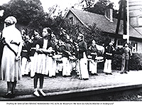 Schneverdinger Fotos – Kalender 2021 – Heideblütenfest 1952 Empfang der Gäste am Bahnhof