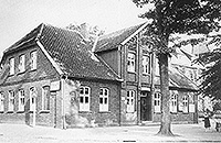 Schneverdinger Fotos – Kalenderbilder – Altes Rathaus am Markt, rechts Sparkasse und Postgebäude