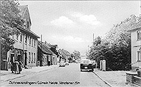 Schneverdinger Fotos – Kalenderbilder – Verdener Straße – links Buchhandlung Carstens, rechts Friseur Bruns – 1960er Jahre