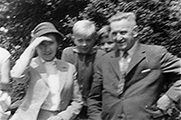 Klassenfahrt 1958 Lüneburg bei der Kalkberg Kanone – mit Frl. Korff und Rektor Lüttjemann. In der Bildmitte Uwe Lilie und Renate Schmidt.