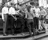 Klassenfahrt Marburg 1961 – am Brunnen