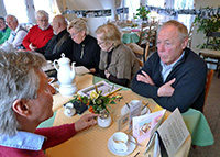 Klassentreffen 2013<br/>v. li. Rücken zur Kamera: Klaus-Dieter Struck, Hartmut Scheibel, Gerhard Rosebrock, Lutz Stark, Hans-Heinrich Matthies, Elke Ruschmeyer (geb. Laschewski), Ursel Scheling (geb. Inselmann), Herbert Ruttkowski
